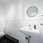公寓 Favoritestays - 5 Person - Washing Machine - Parking