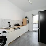 公寓 Favoritestays - 5 Person - Washing Machine - Parking