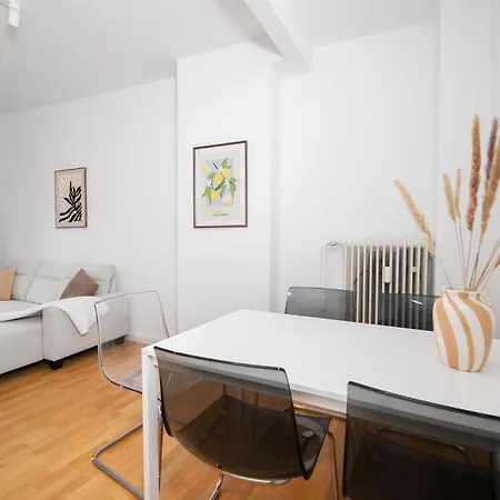 Favoritestays - 5 Person - Washing Machine - Parking Apartment Monchengladbach