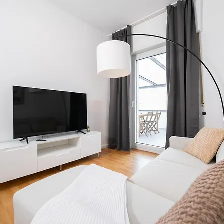 Favoritestays - 5 Person - Washing Machine - Parking Apartment *