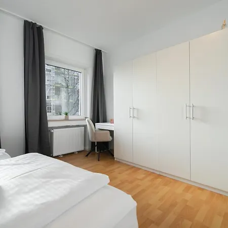 Favoritestays - 5 Person - Washing Machine - Parking Apartment *