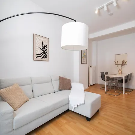 Favoritestays - 5 Person - Washing Machine - Parking Апартаменты *