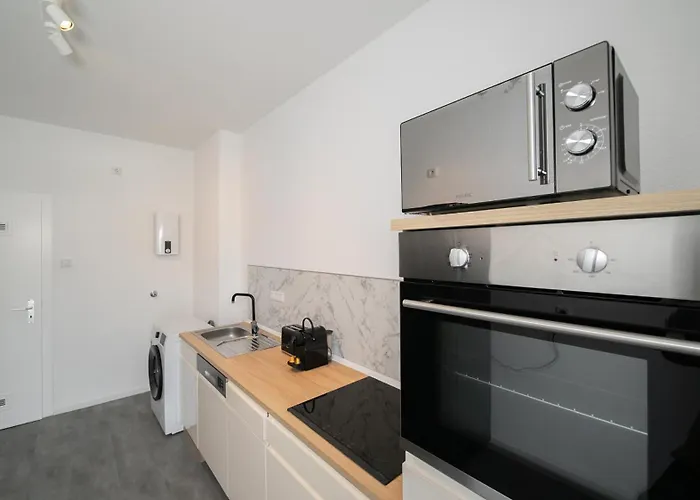 Favoritestays - 5 Person - Washing Machine - Parking דירה